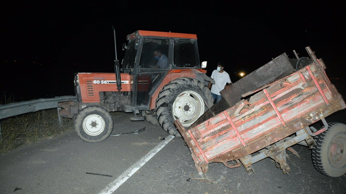 Ağrı'da otomobil ile traktör çarpıştı: 2 yaralı