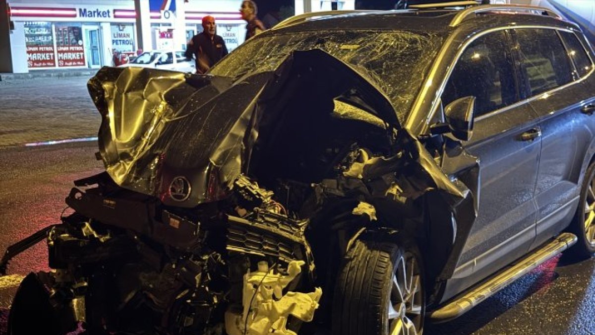 Ağrı'da otomobil ile traktör çarpıştı 7 kişi yaralandı