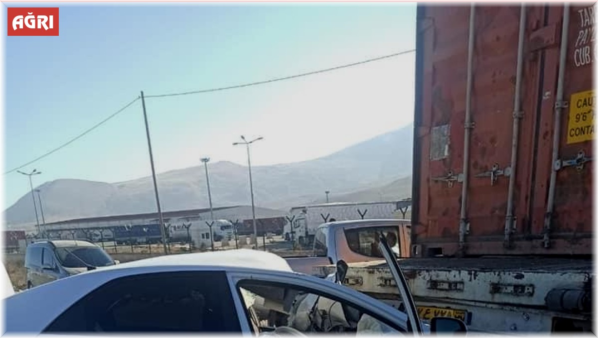 Ağrı'da otomobil tırla çarpıştı; 2 yaralı
