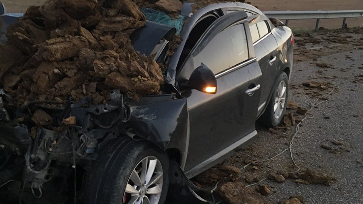 Ağrı'da otomobille kamyonetin çarpışması sonucu 1 kişi öldü, 9 kişi yaralandı