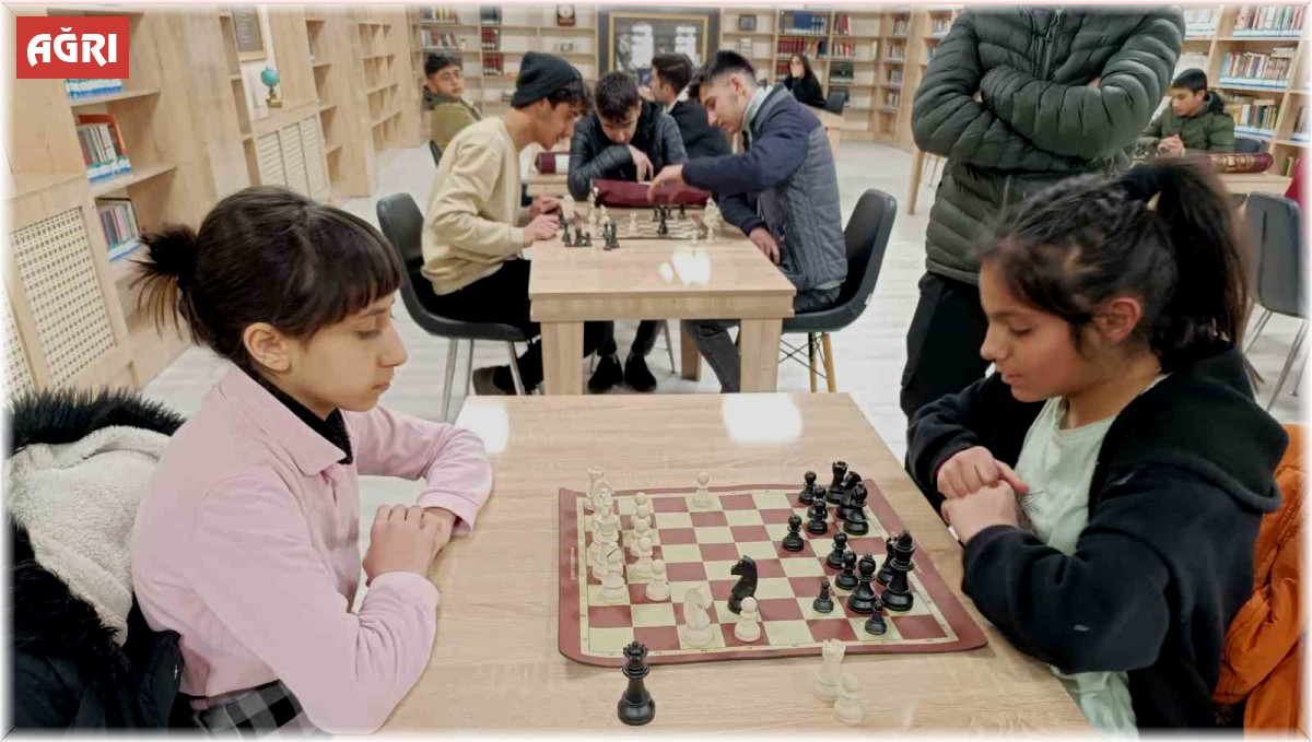 Ağrı'da pansiyonlu okullar satranç turnuvası heyecanı