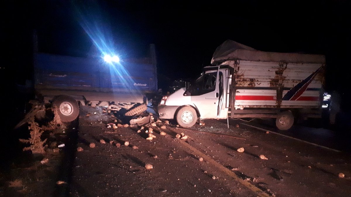 Ağrı'da park halindeki römorka çarpan kamyonetteki 5 kişi yaralandı