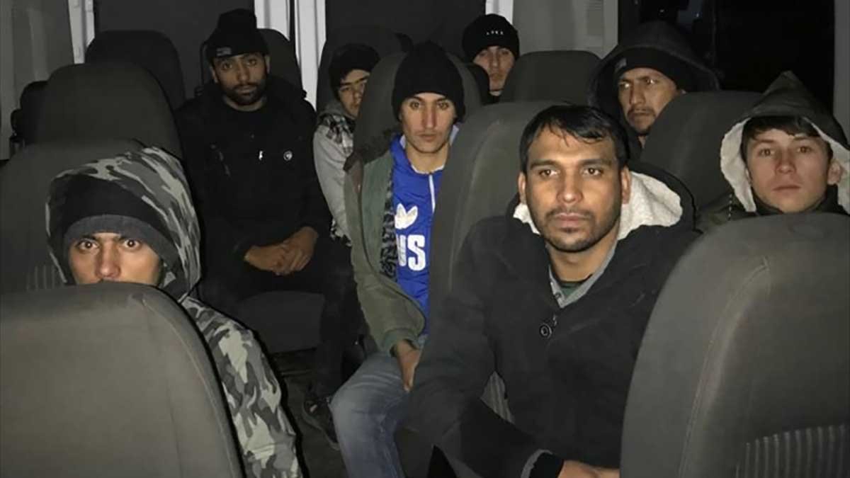 Ağrı'da polis aracına çarparak düzensiz göçmenleri kaçırmaya çalışan 2 kişi tutuklandı