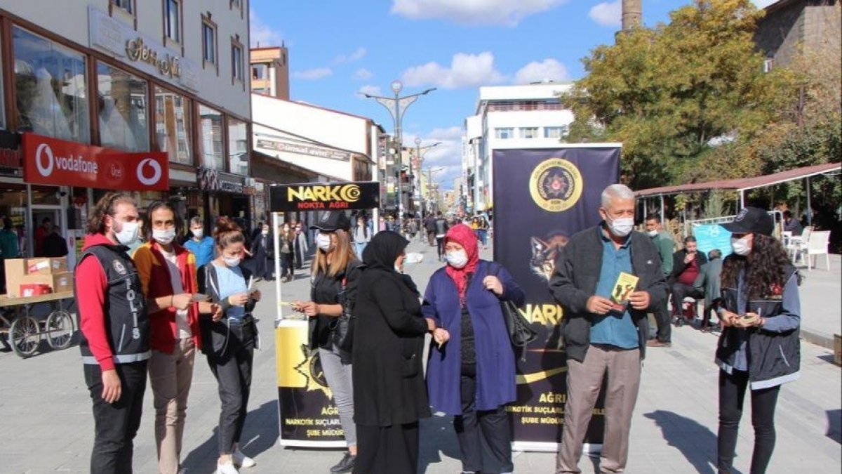 Ağrı'da polis ekipleri En İyi Narkotik Polisi: Anne projesi kapsamında bin 200 anneyi bilgilendirdi