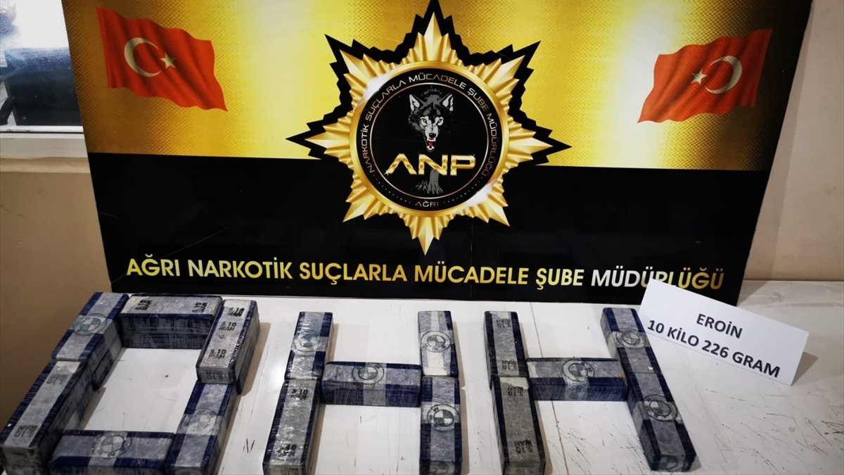Ağrı'da polisler ele geçirdikleri eroin paketleriyle "ohh" yazdı