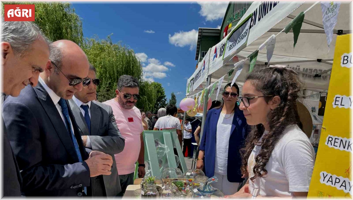 Ağrı'da projelerin sergilendiği "Bilim Şenliği" yoğun ilgi gördü