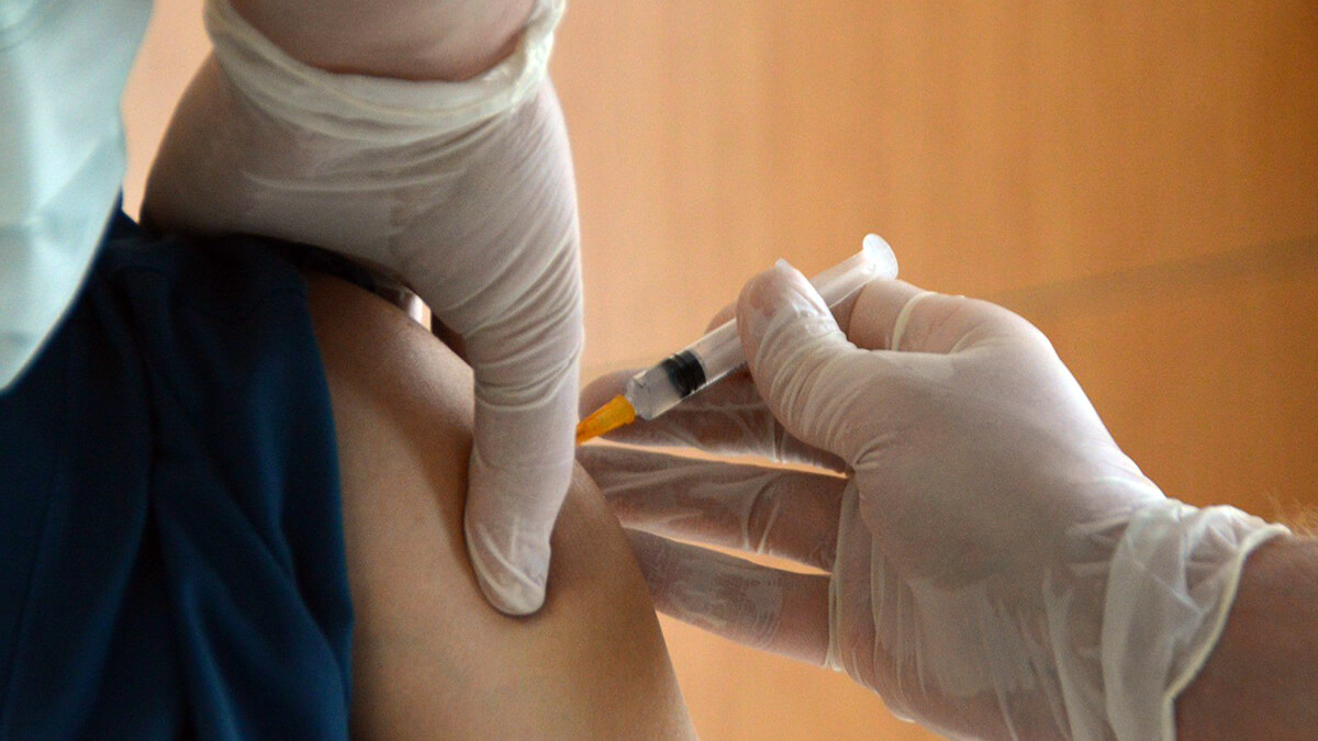 Ağrı'da sağlık personeline CoronaVac aşısının ilk dozu uygulanıyor