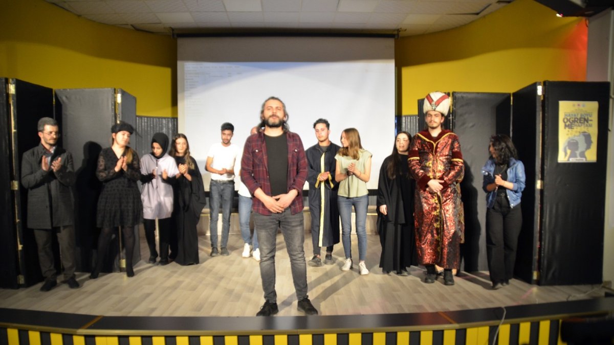 Ağrı'da sahnelenen tiyatro oyununda şehit öğretmenler unutulmadı