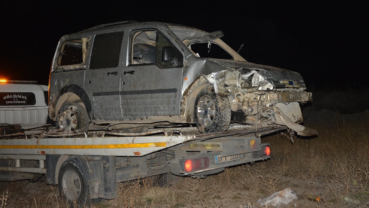 Ağrı'da şarampole devrilen araçta 1 kişi öldü, 3 kişi yaralandı