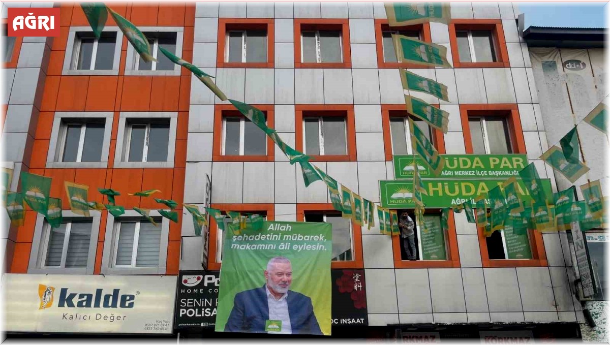 Ağrı'da sehit İsmail Heniyye'nin dev posteri asıldı