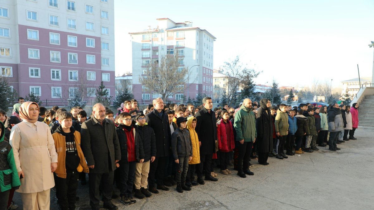 Ağrı'da şehitler için okullarda bir dakikalık saygı duruşunda bulunuldu