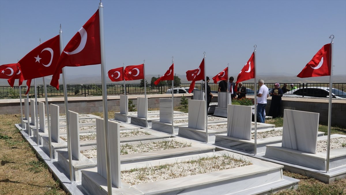 Ağrı'da şehitlikler dua okundu, kabirlere karanfil bırakıldı