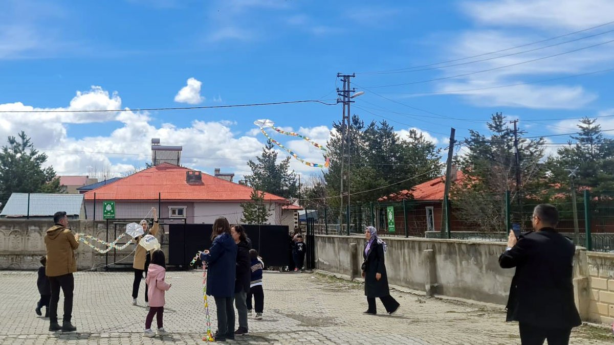 Ağrı'da Sevimli Anaokulu'nda 23 Nisan: Uçurtmalar, atölyeler ve uzay çadırı çocukları buluşturdu