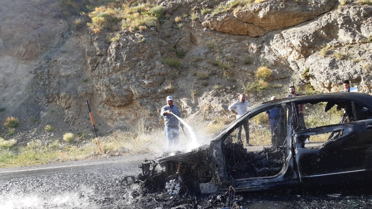 Ağrı'da seyir halindeyken yanan otomobil küle döndü