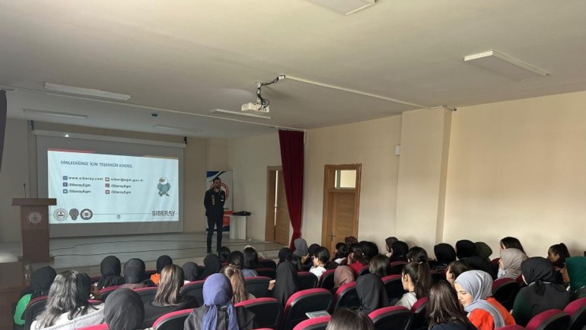 Ağrı'da siber suçlara yönelik farkındalık eğitimi verildi