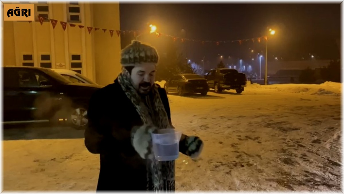 Ağrı'da sıcak su havada dondu