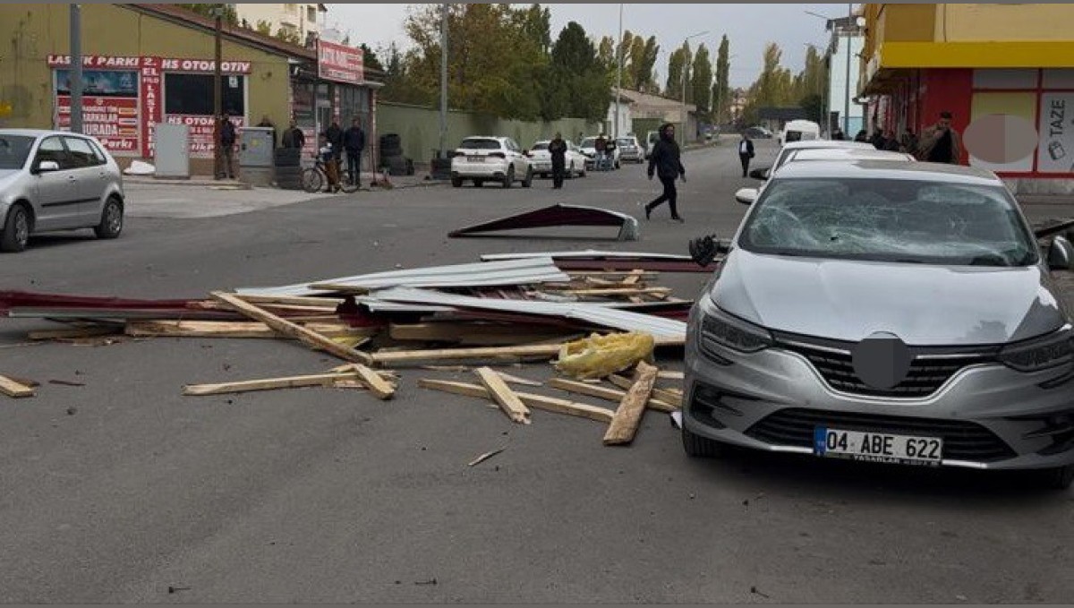 Ağrı'da şiddetli rüzgar çatıları uçurdu
