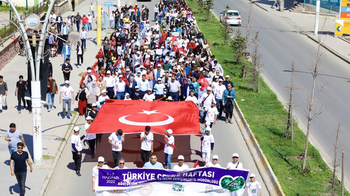 Ağrı'da 'Sıfır Atık' parolasıyla '81 İlde 81 Milyar Adım Çevre Yürüyüşü' düzenlendi