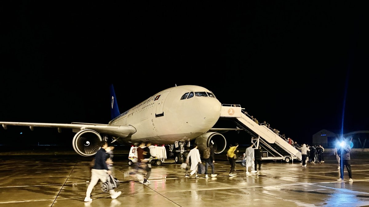 Ağrı'da sınır dışı edilen 227 Afgan göçmen uçakla ülkelerine gönderildi