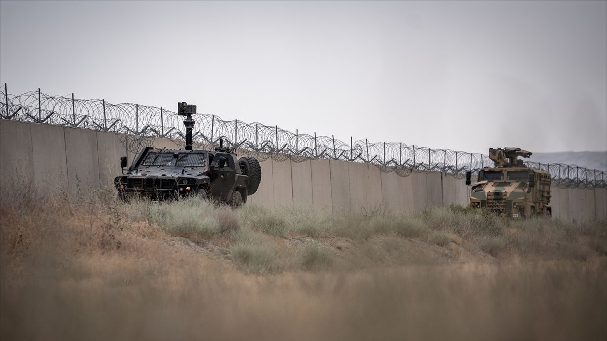 Ağrı'da sınırda ileri teknolojiyle gücüne güç katan Mehmetçik yasa dışı geçişleri engelliyor