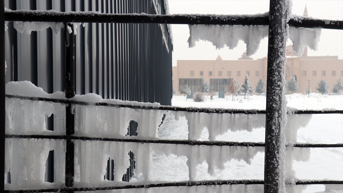 Ağrı'da soğuk hava etkisini sürdürüyor