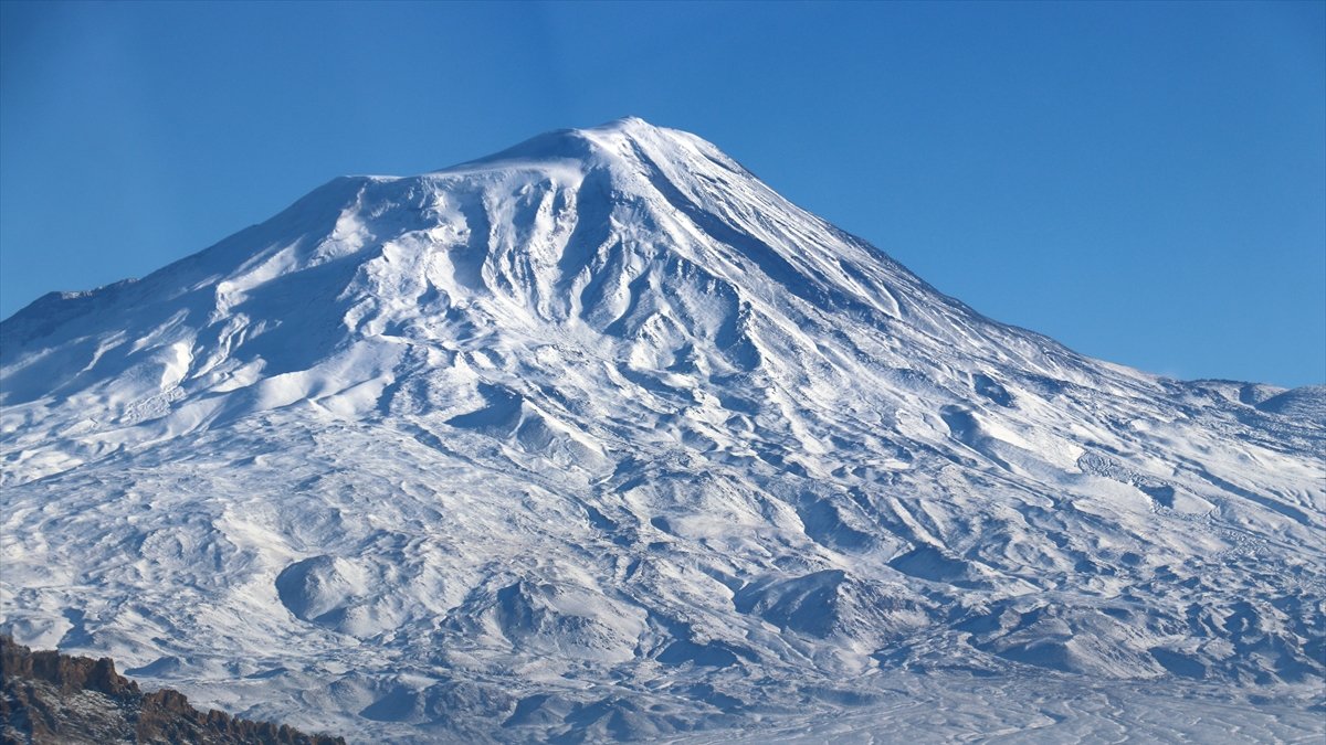 Ağrı'da soğuk hava nedeniyle buzlanmalar oluştu