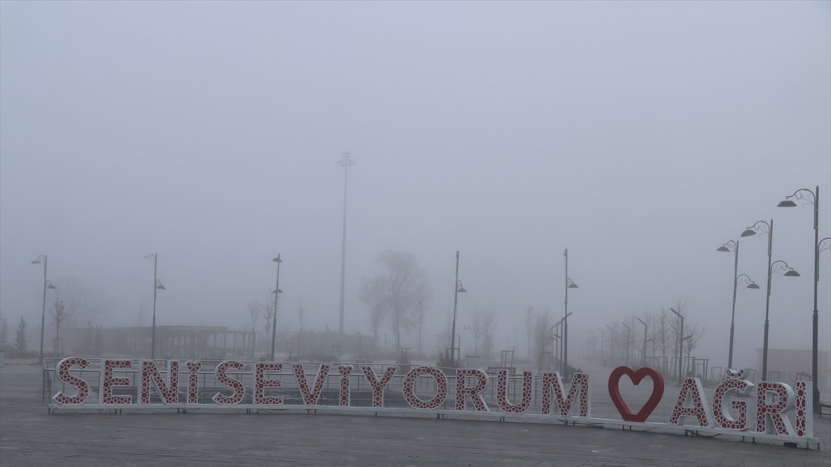 Ağrı'da soğuk hava ve sis etkili oluyor