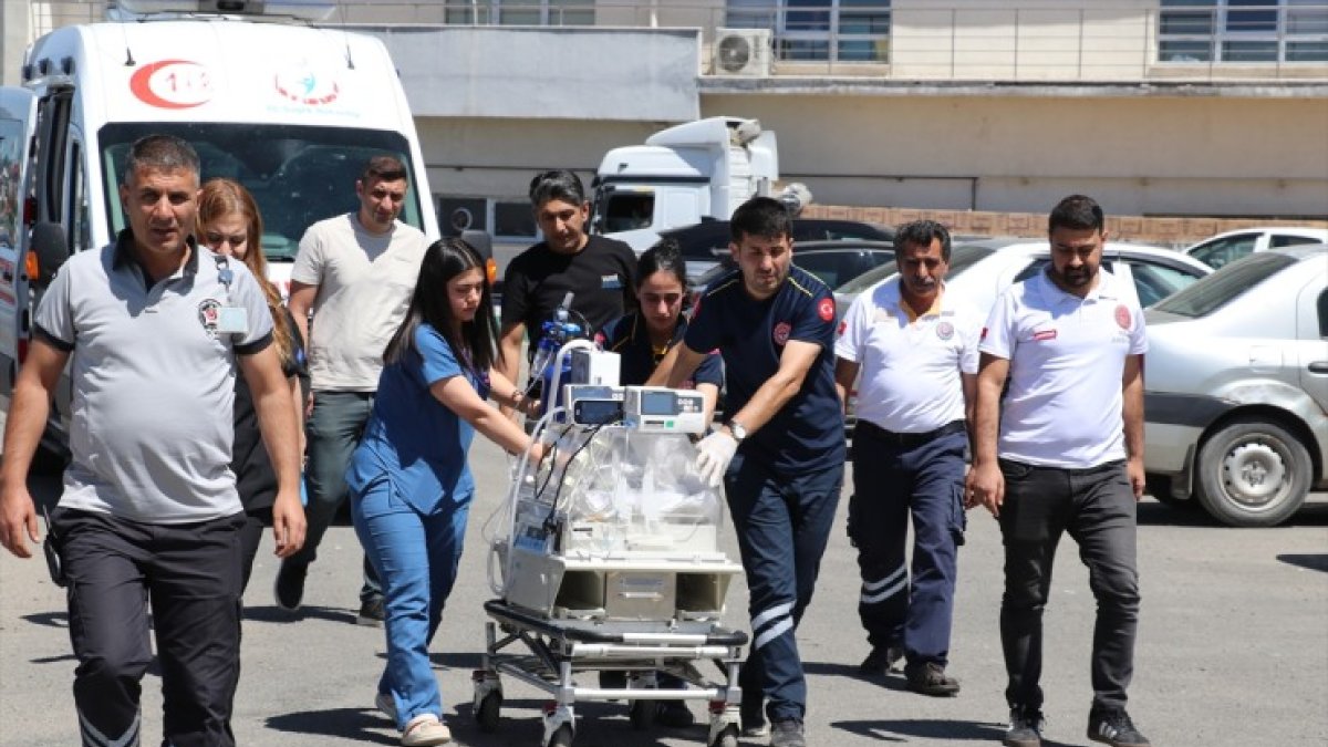 Ağrı'da solunum rahatsızlığı yaşayan bebek ambulans helikopterle Bitlis'e nakledildi
