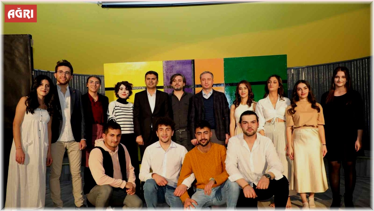 Ağrı'da "Son Ders Zili" adlı tiyatro oyunu sahnelendi