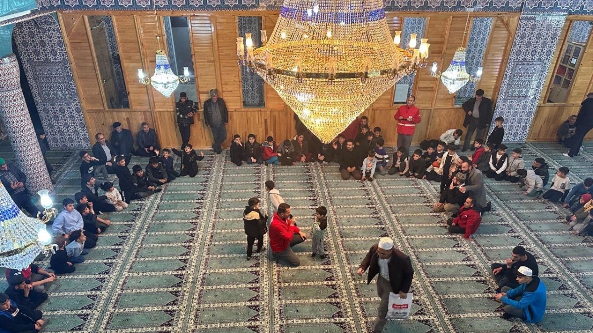 Ağrı'da son teravih çocukların neşesiyle kılındı