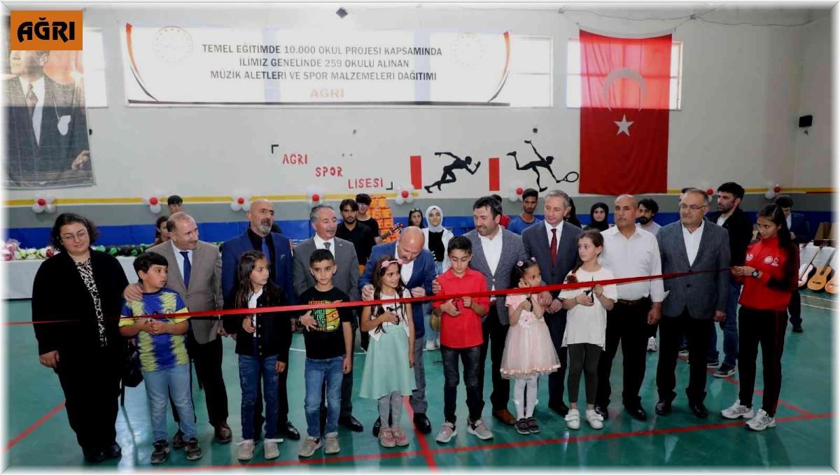 Ağrı'da spor malzemesi ve enstrüman dağıtım töreni düzenlendi