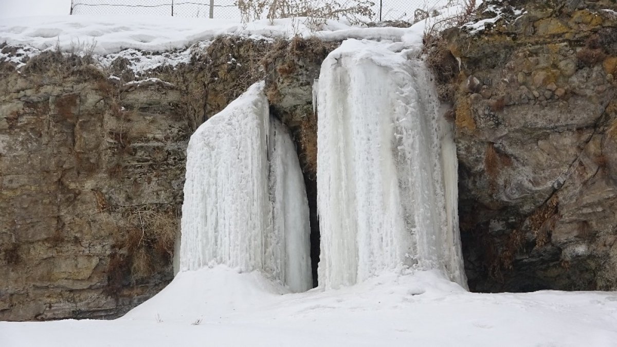 Ağrı'da su deposu dondu, buz kütleleri oluştu