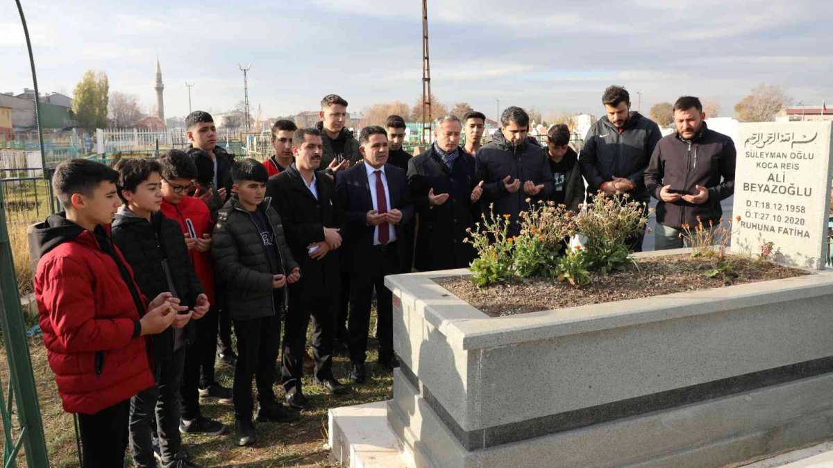 Ağrı'da şube müdürü Ali Beyazoğlu mezarı başında anıldı