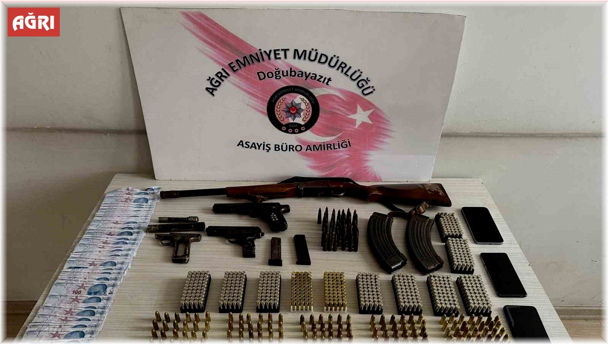 Ağrı'da şüpheli araçtan sahte para, tabanca, av tüfeği ve mermi çıktı