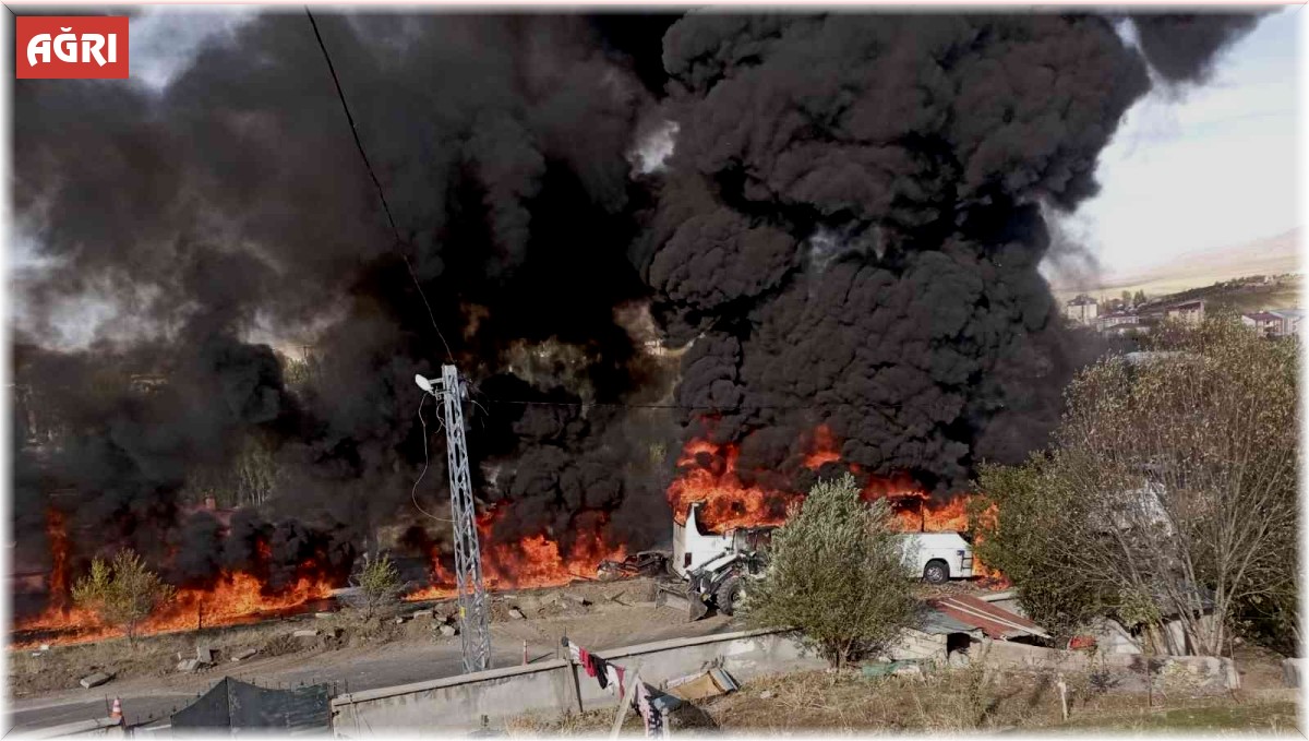 Ağrı'da tanker yolcu otobüsüyle çarpıştı, kaza sonrası yangın çıktı