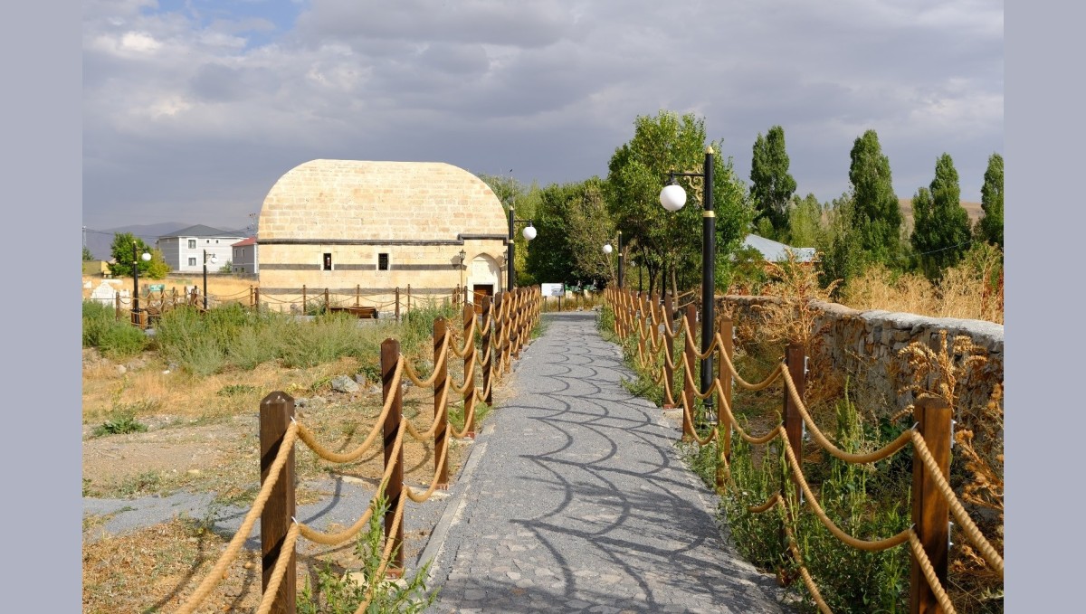Ağrı'da tarihi Hamur Kümbeti restore edildi