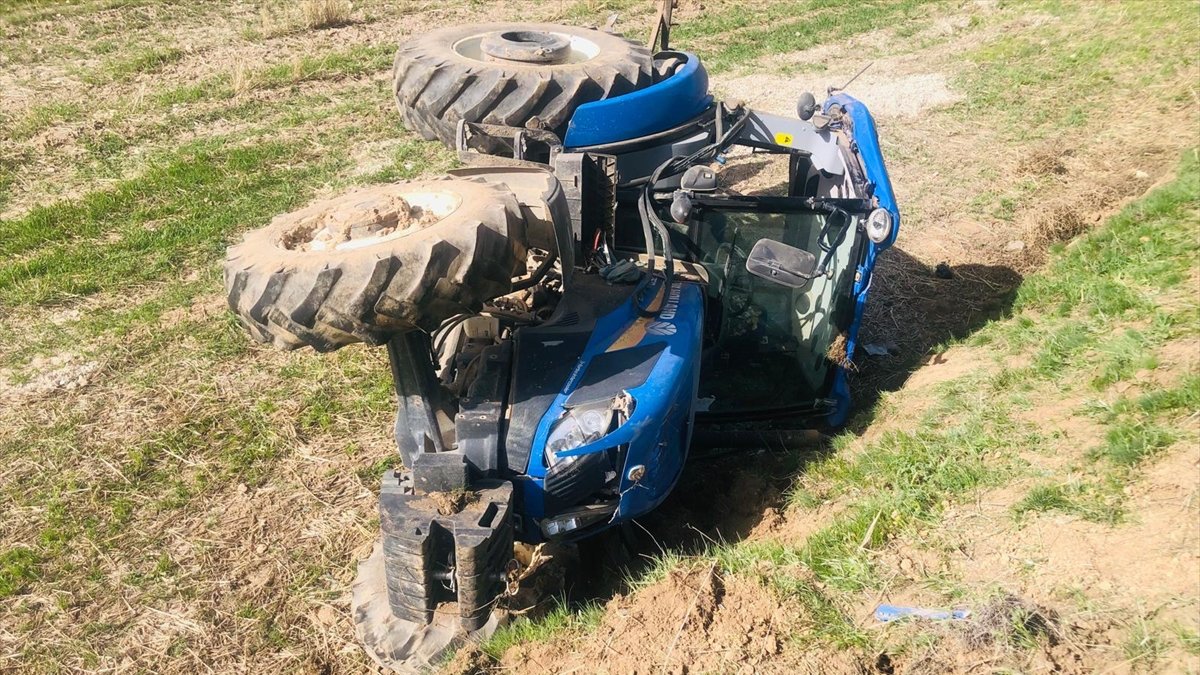 Ağrı'da tarla sürerken devrilen traktörün sürücüsü hayatını kaybetti