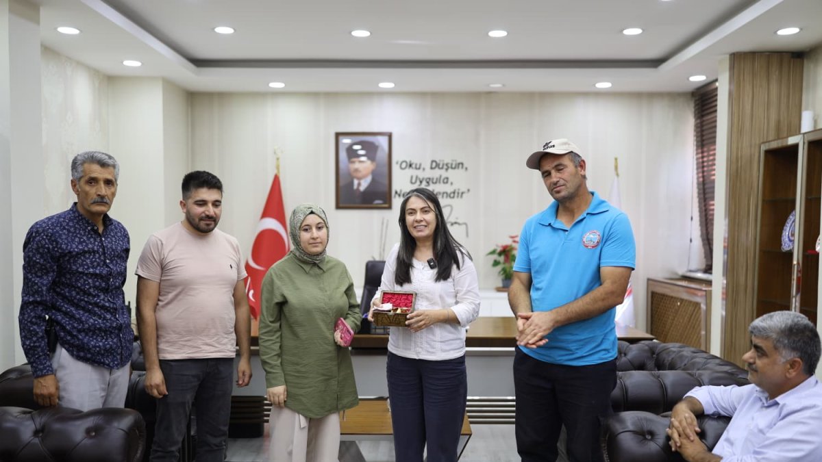 Ağrı'da Temizlik Personeli Bulduğu Altın ve Parayı Sahibine Teslim Etti