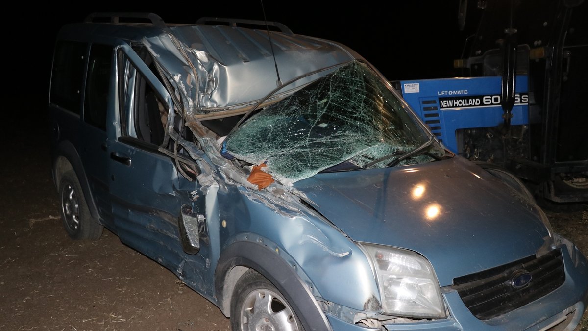 Ağrı'da ticari araç ve traktör çarpıştı, 3 kişi yaralandı