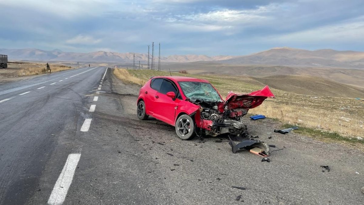 Ağrı'da tır ile otomobil çarpıştı: 1 ölü
