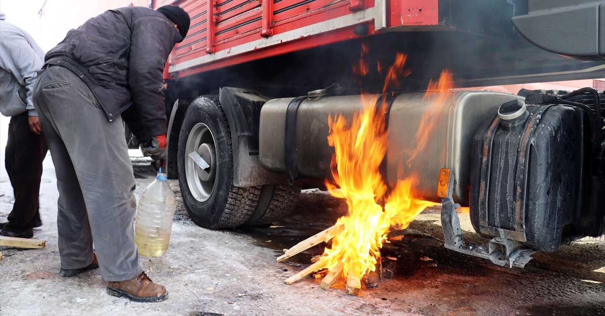 Ağrı'da tır şoförleri donan yakıt depolarını ateşle çözüyor