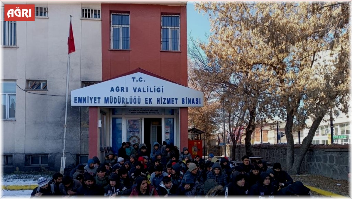 Ağrı'da tırda 85 kaçak göçmen yakalandı