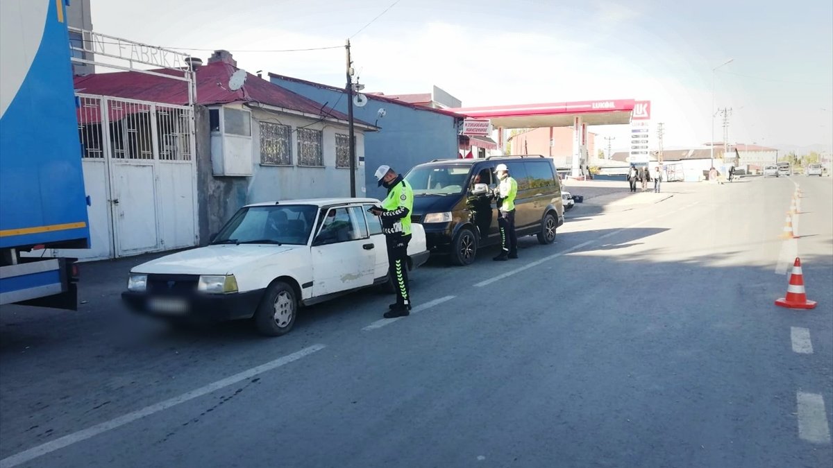 Ağrı'da trafik denetimlerinde 288 araç ve sürücüsüne para cezası uygulandı