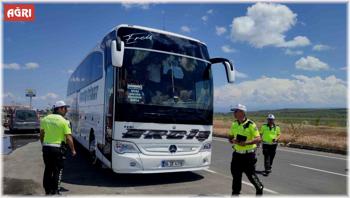 Ağrı'da trafik polisleri bayram öncesi emniyet kemeri denetimi yaptı