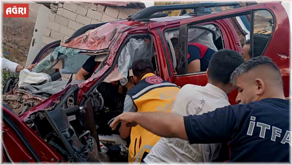 Ağrı'da traktör kamyonetle çarpıştı: 6 yaralı