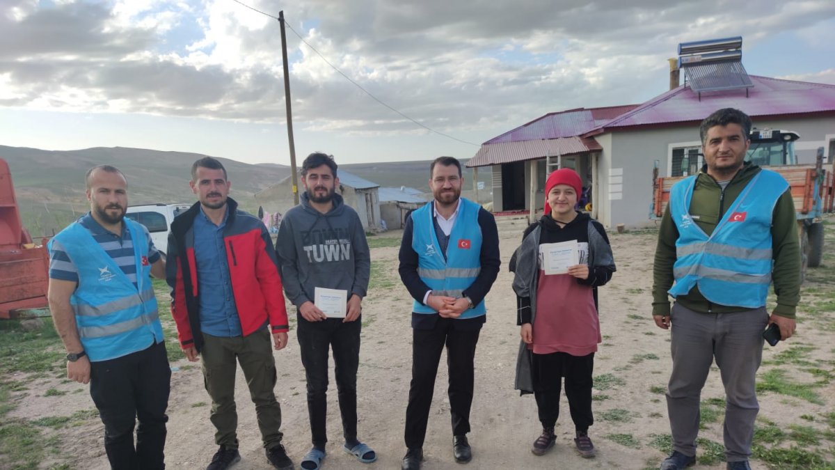 Ağrı'da, TÜGVA İl Temsilciliği ve UID İsveç Şubesi bayramda 500 çocuğa ulaşarak para yardımında bulundu.