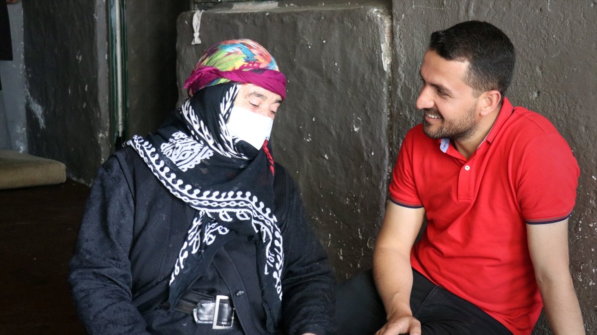 Ağrı'da Türk Kızılay gönüllüleri yalnız yaşayan vatandaşların evini temizliyor