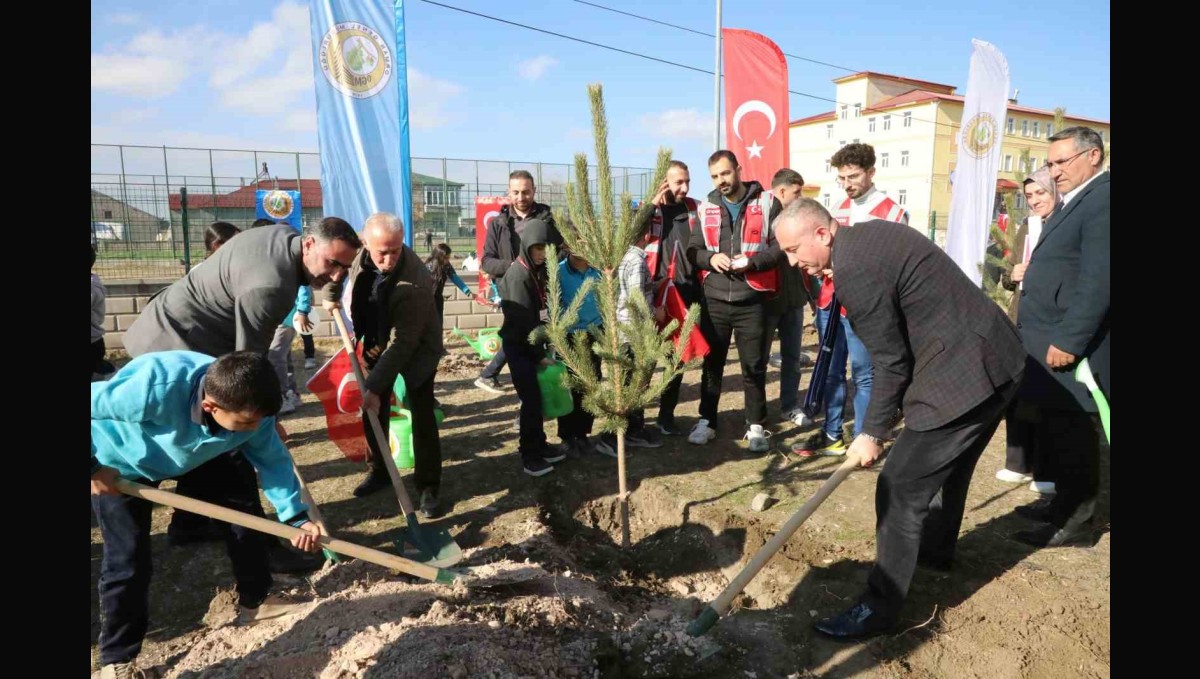Ağrı'da "Türkiye Yeşeriyor, Gazze Güçleniyor" projesi kapsamında fidanlar toprakla buluşturuldu