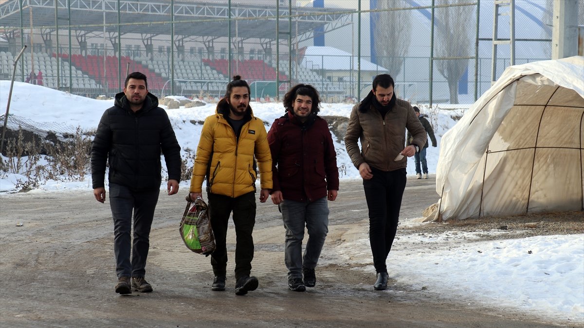 Ağrı'da üç öğretmen dondurucu soğukta sokak hayvanlarının yardımına koşuyor