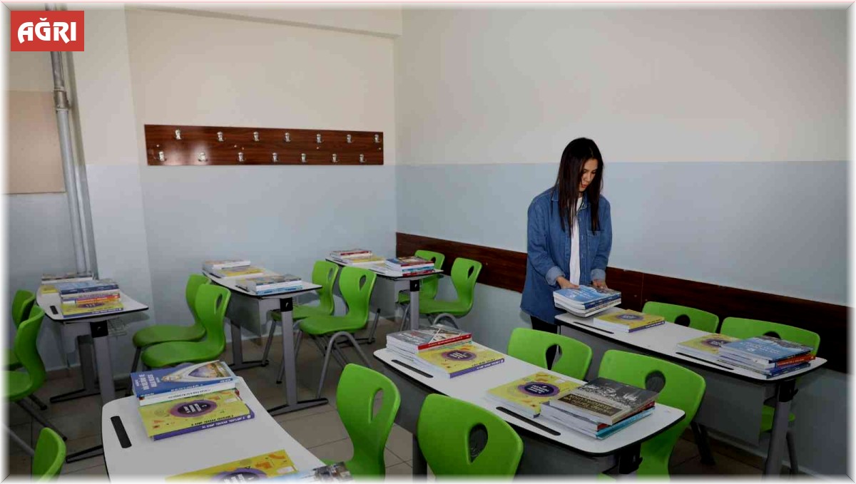 Ağrı'da ücretsiz ders ve kaynak kitapları öğrenci sıralarına bırakıldı
